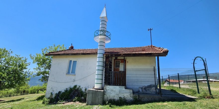 Caminin minaresi atık varillerden yapıldı