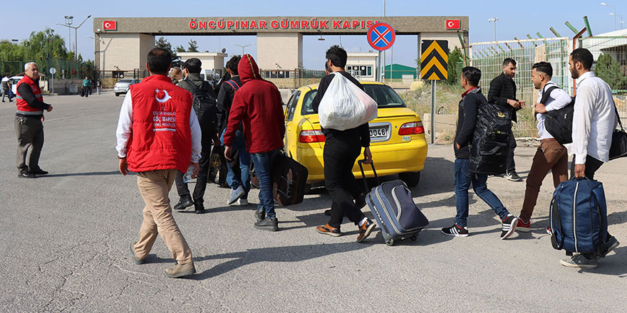 Suriyelilerin ülkelerine gönüllü geri dönüşü sürüyor