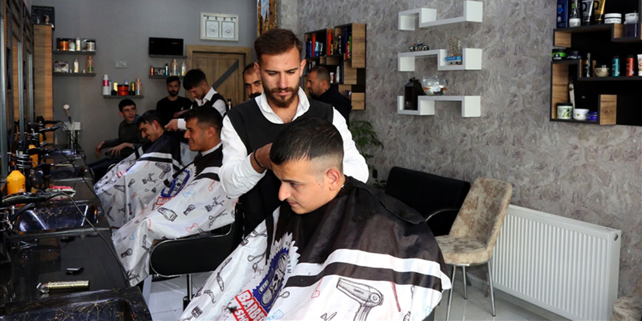 Farkındalık için her ayın 21'inci günü engellileri ücretsiz tıraş ediyor