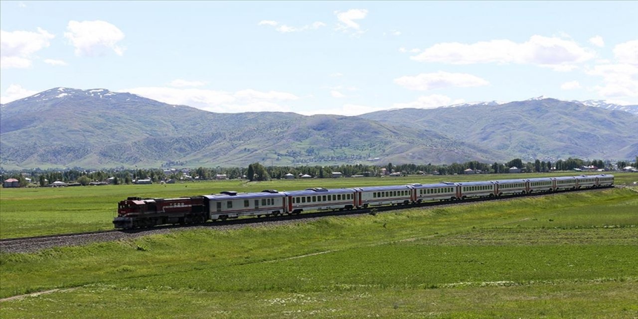 Vangölü Ekspresi, gezi tutkunlarına bölgenin eşsiz manzarasında yolculuk fırsatı sunuyor