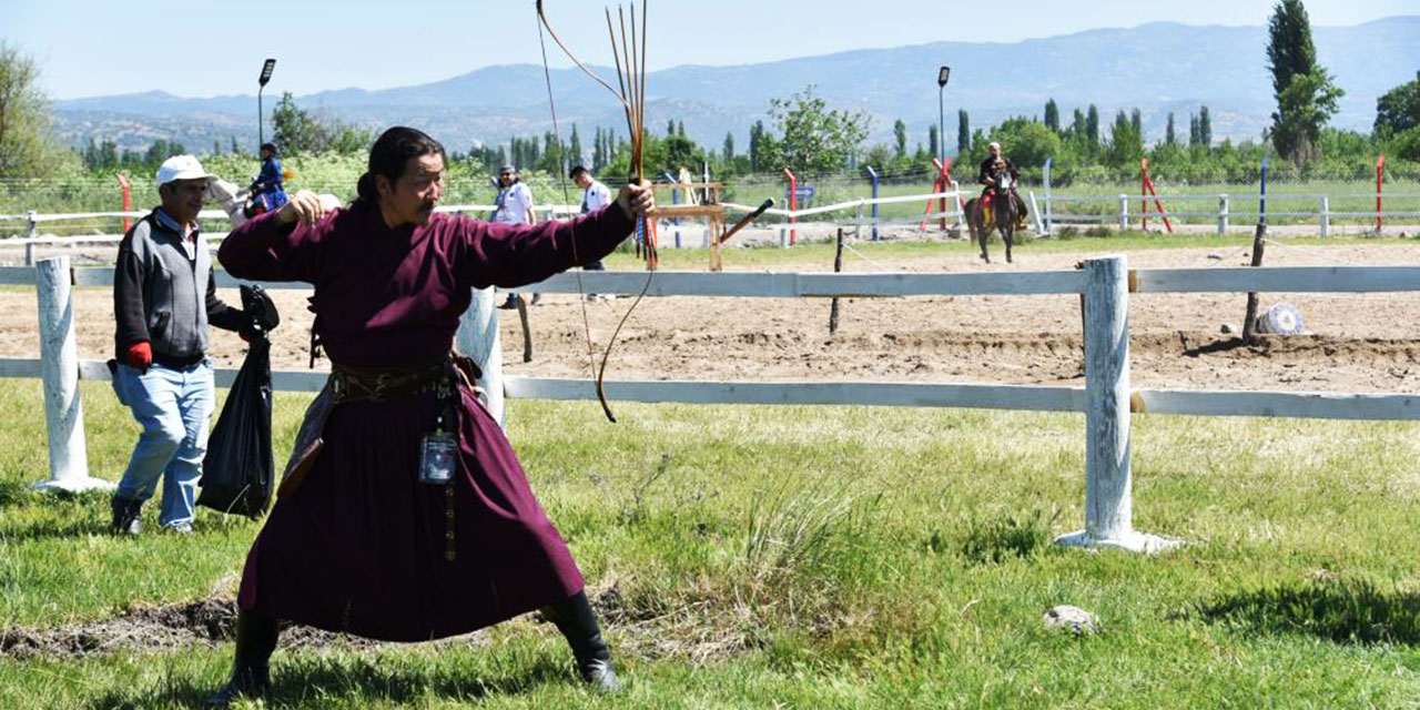 Okçuluk yarışması için Türkiye'ye geldi Müslüman oldu