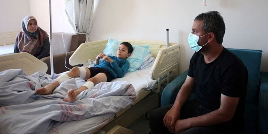 Sokak köpeklerinin saldırısına uğrayan çocuk yaralandı, baba isyan etti