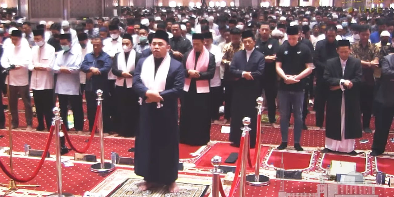 Endonezyalılar dünyaca ünlü futbolcuyu camide görünce coştu