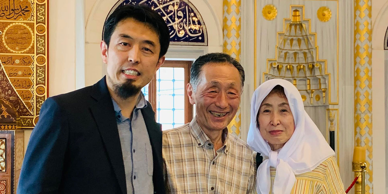 Müslüman Japon, İslam'dan çok sinirlenen anne ve babasını camiye götürdü!