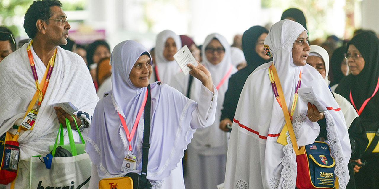 Kovid-19 sonrası ilk hacı kafilesi Suudi Arabistan'a ulaştı, güllerle karşılandı