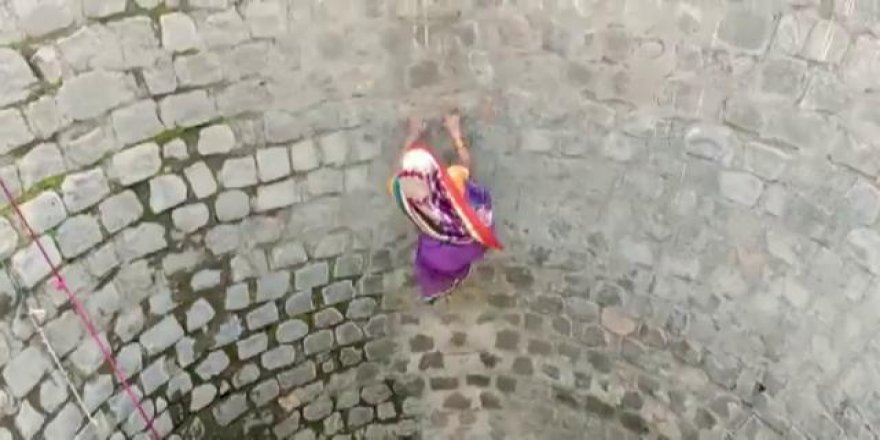 Hindistanlı kadınlar suya erişebilmek için hayatlarını riske atıyor