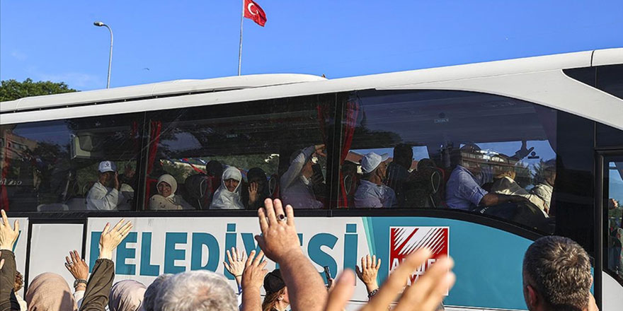 İlk Hacı kafilesi dualarla Harem Otogarı'ndan uğurlandı