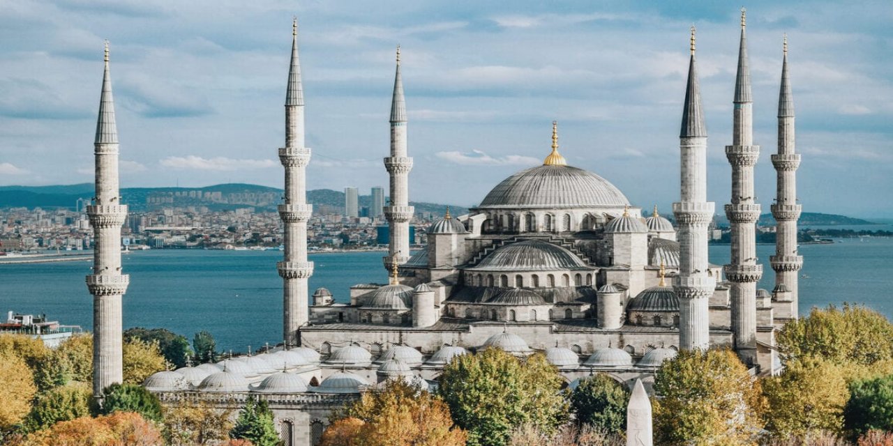 Ayasofya'nın komşusu Sultanahmet, Osmanlı mimarisinin ilk 6 minareli camisi