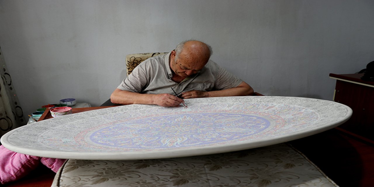 'Yaşayan İnsan Hazinesi' 120 santimetrelik çini tabak yapıyor