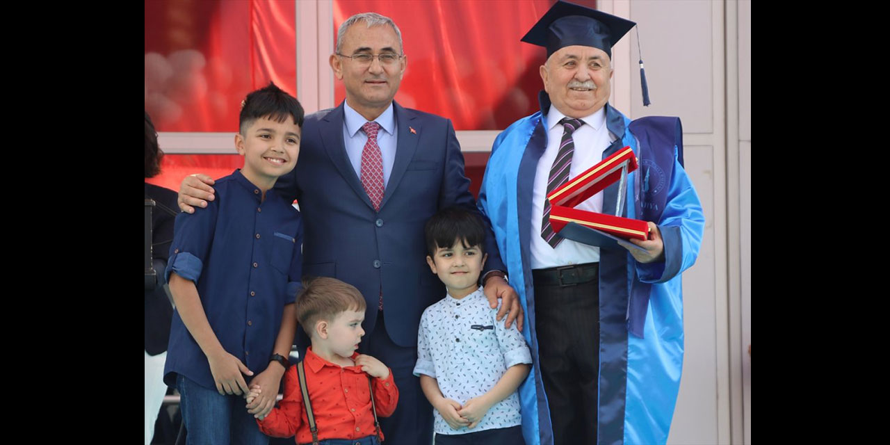 Üniversiteye 44 yıl sonra dönen Kütahyalı esnaf diploma törenine torunlarıyla katıldı