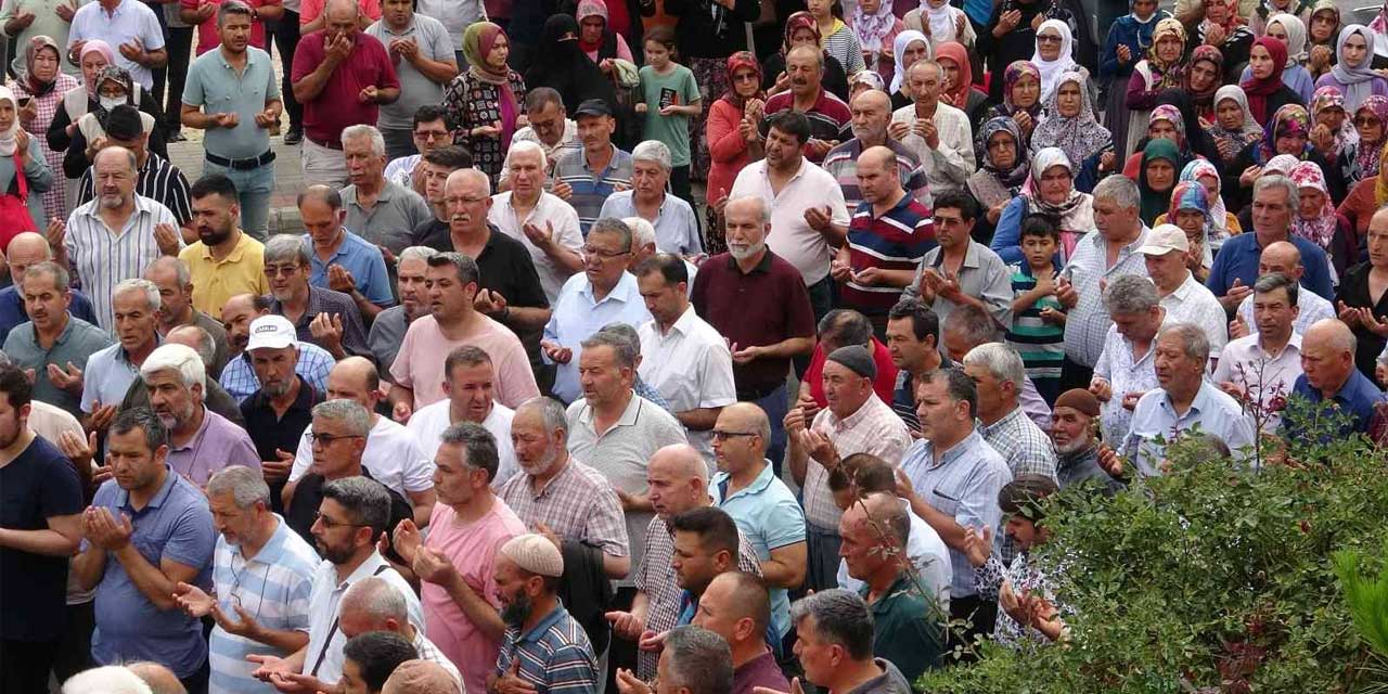 Pandemi sonrası Mersin'den ilk hacı kafilesi gözyaşlarıyla uğurlandı