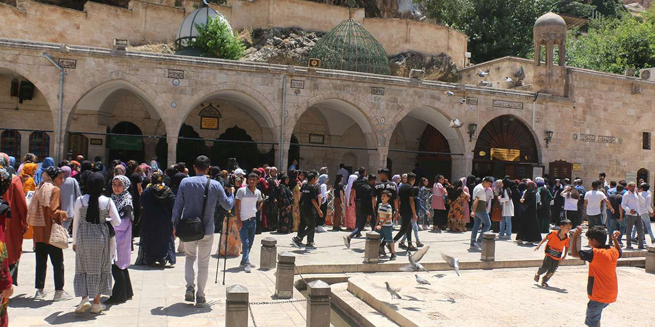 YKS'ye girecek öğrenciler Hazreti İbrahim'in makamına akın etti