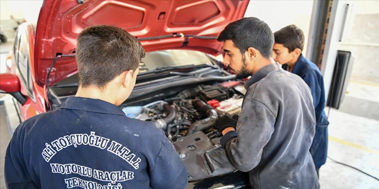 Tamirciliği öğrendikleri okulda her gün 30 aracın bakım ve onarımını yapıyorlar