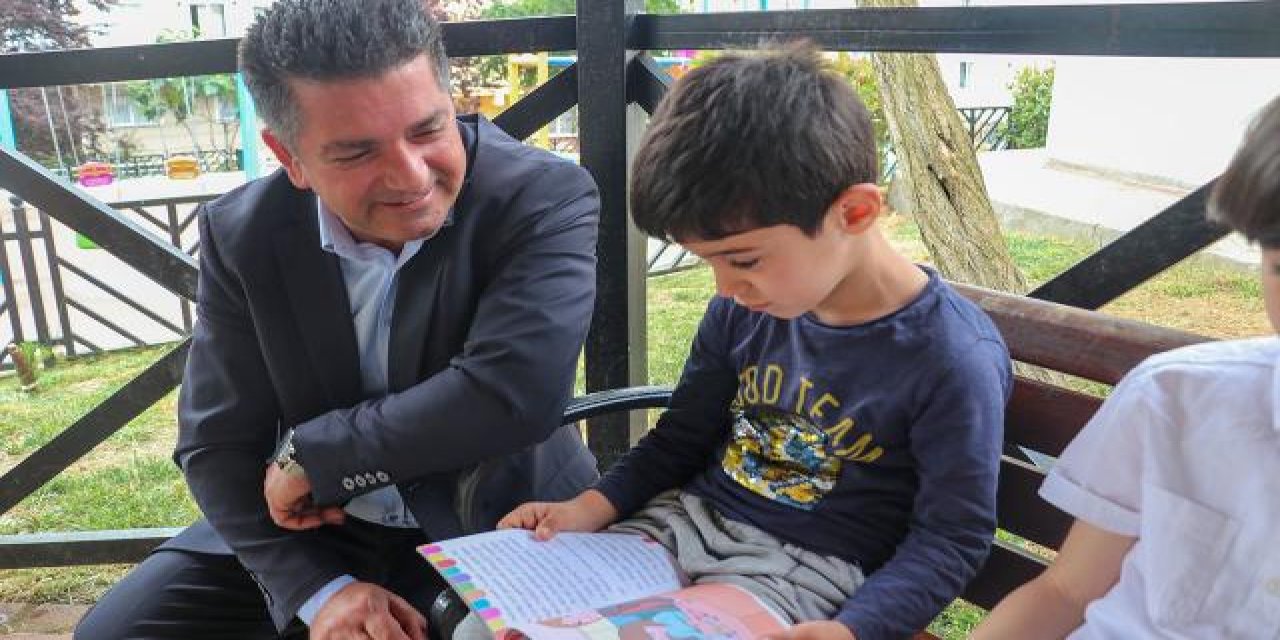 Okuması çocuklardan hediyesi muhtardan