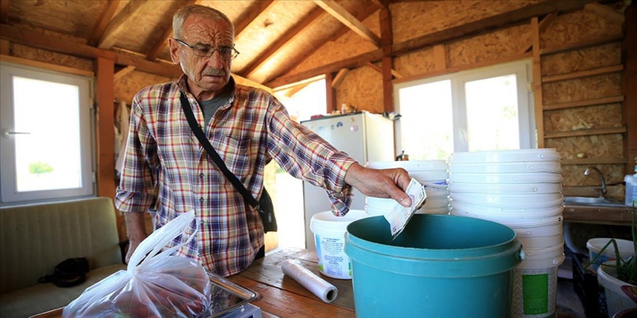 Güven esaslı alışveriş: Dalından topluyor, parasını kulübeye bırakıyorlar