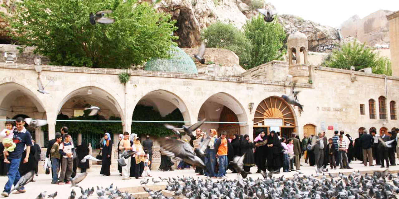 Manevi mekânları uygunsuz kıyafetle gezenler uyarılsın