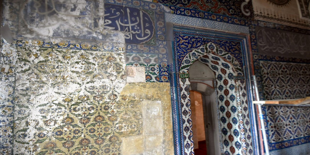 Selimiye Camisi, çalınan çinileri bekliyor