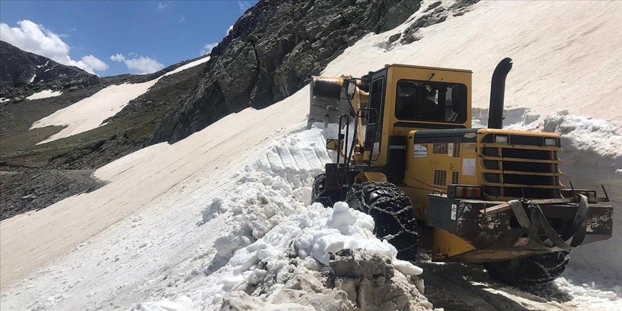 Bayburt'ta haziranın son gününde kar temizliği devam ediyor