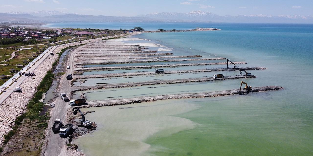 Van Gölü'nde 320 bin metreküp dip çamuru temizlendi