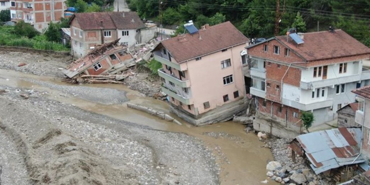 24 yıl önceki selde yan yatan binayı krikoyla düzeltmişler