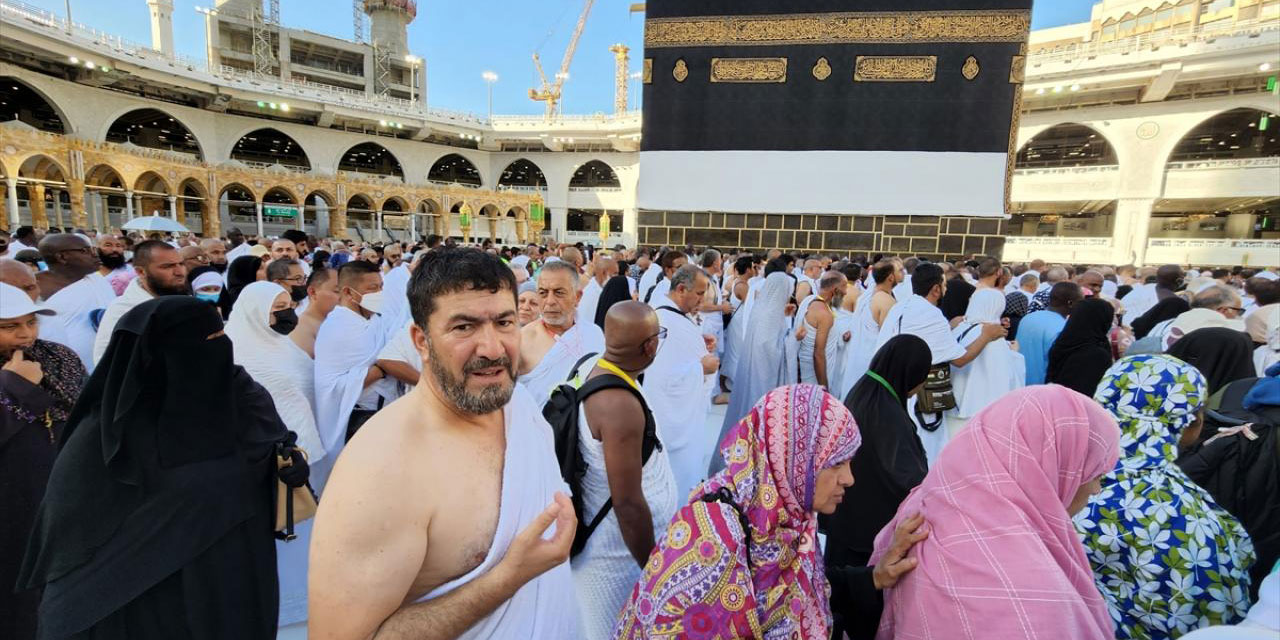 Yürüyerek İngiltere'den yola çıktı 300 günde Mekke'ye ulaştı