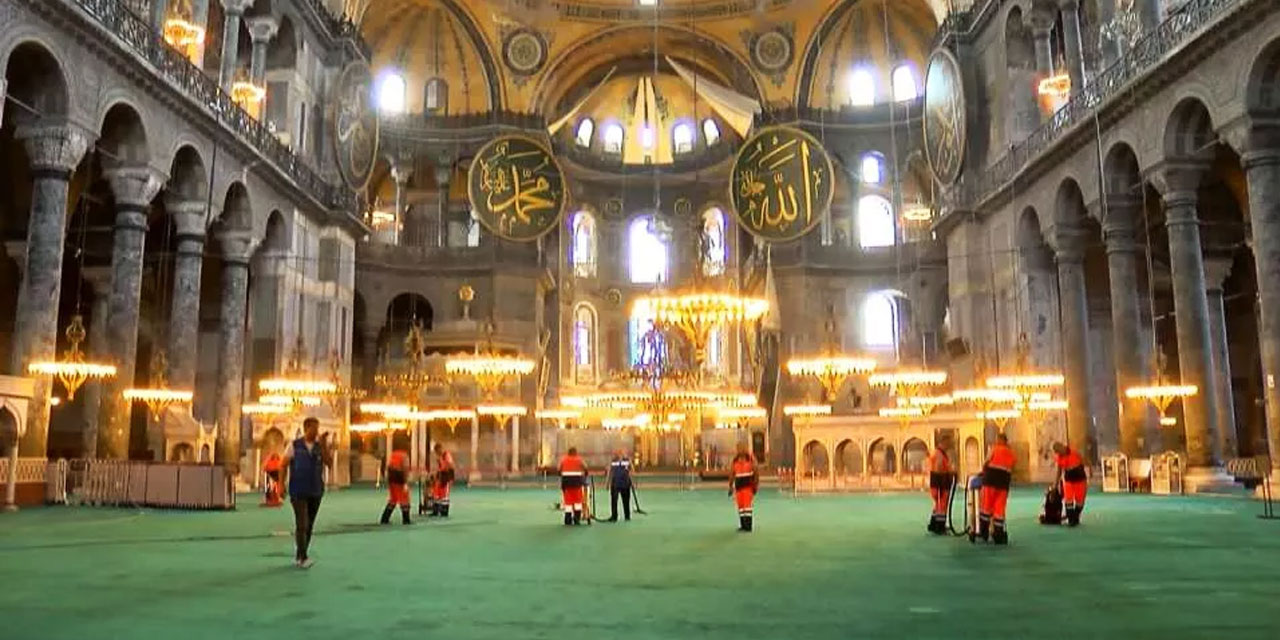 Ayasofya Camii bayram namazına hazır: Gülsuyu ile yıkandı