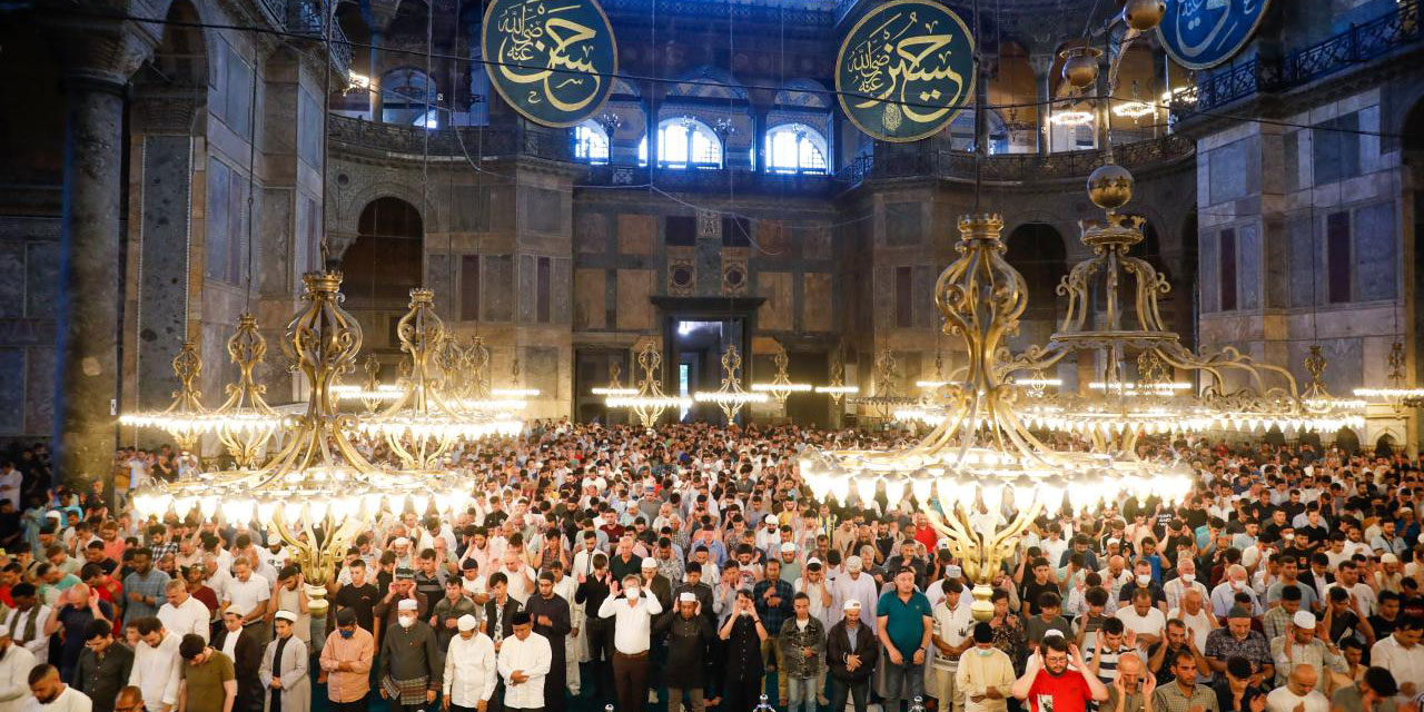 Ayasofya'daki bayram namazına yoğun ilgi