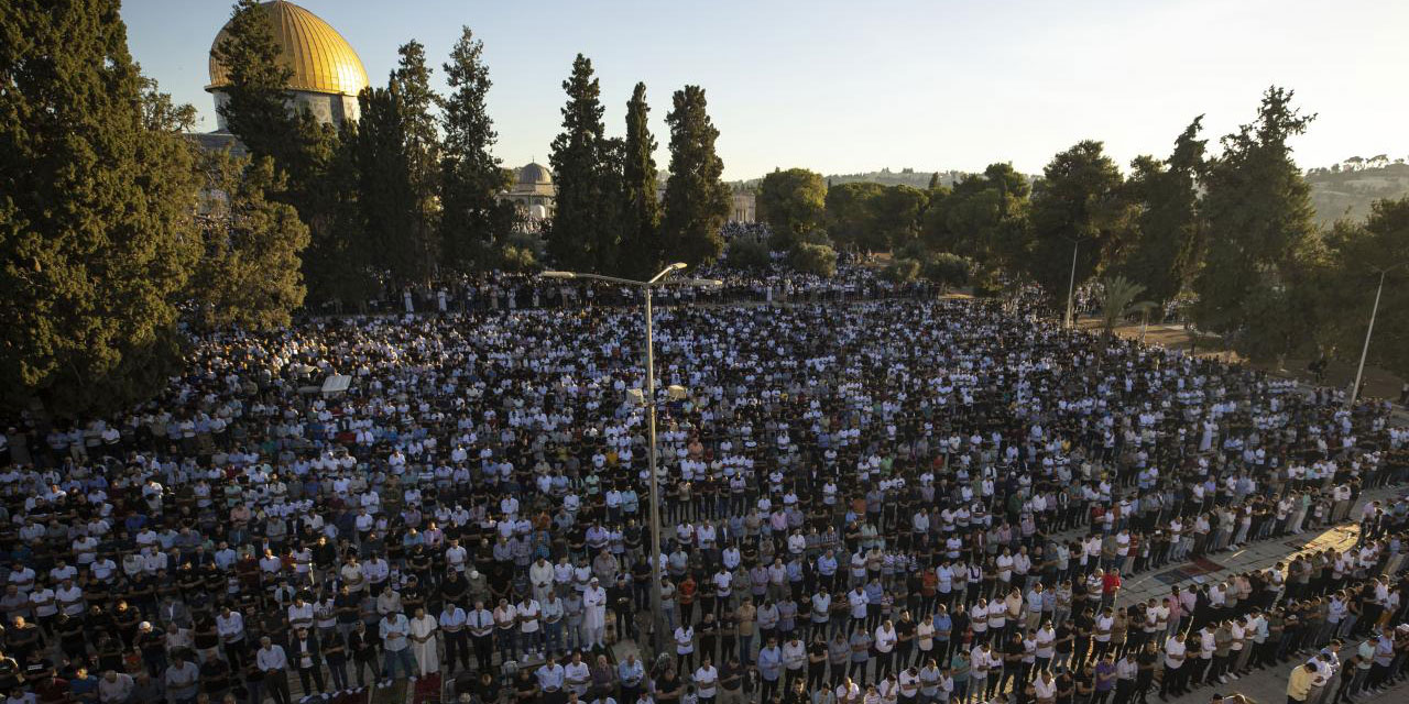 Mescid-i Aksa'da bayram namazı 150 bin kişiyle kılındı