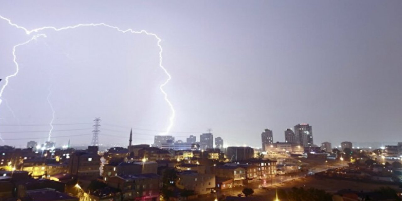 İstanbul'da 7 bin şimşek çakınca gece gündüze döndü