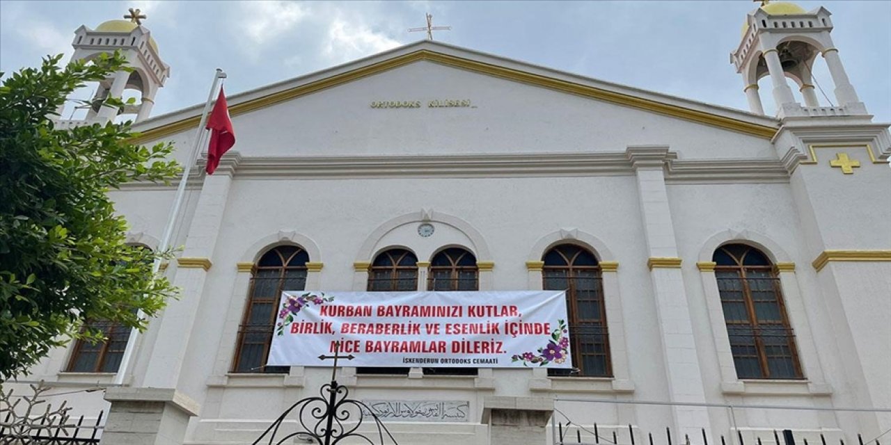 Hatay'da Hristiyanlar, kiliseye astıkları pankartla Kurban Bayramı'nı kutladı