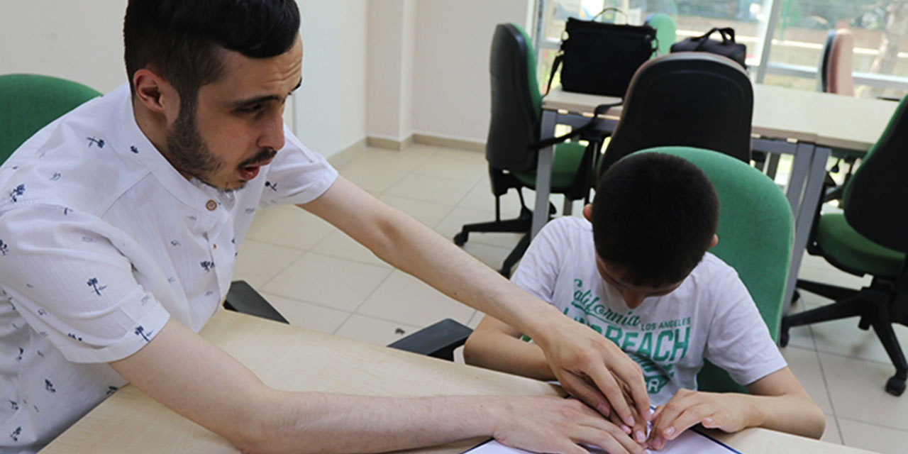 Görme engelli müezzin kabartma harflerle Kur'an-ı Kerim öğretiyor