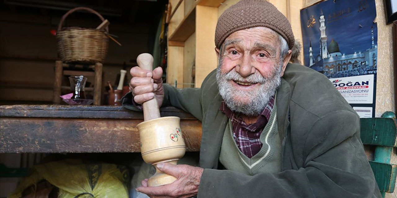 Karaman'ın güler yüzlü 'marangoz dedesi' 74 yıldır çalışıyor