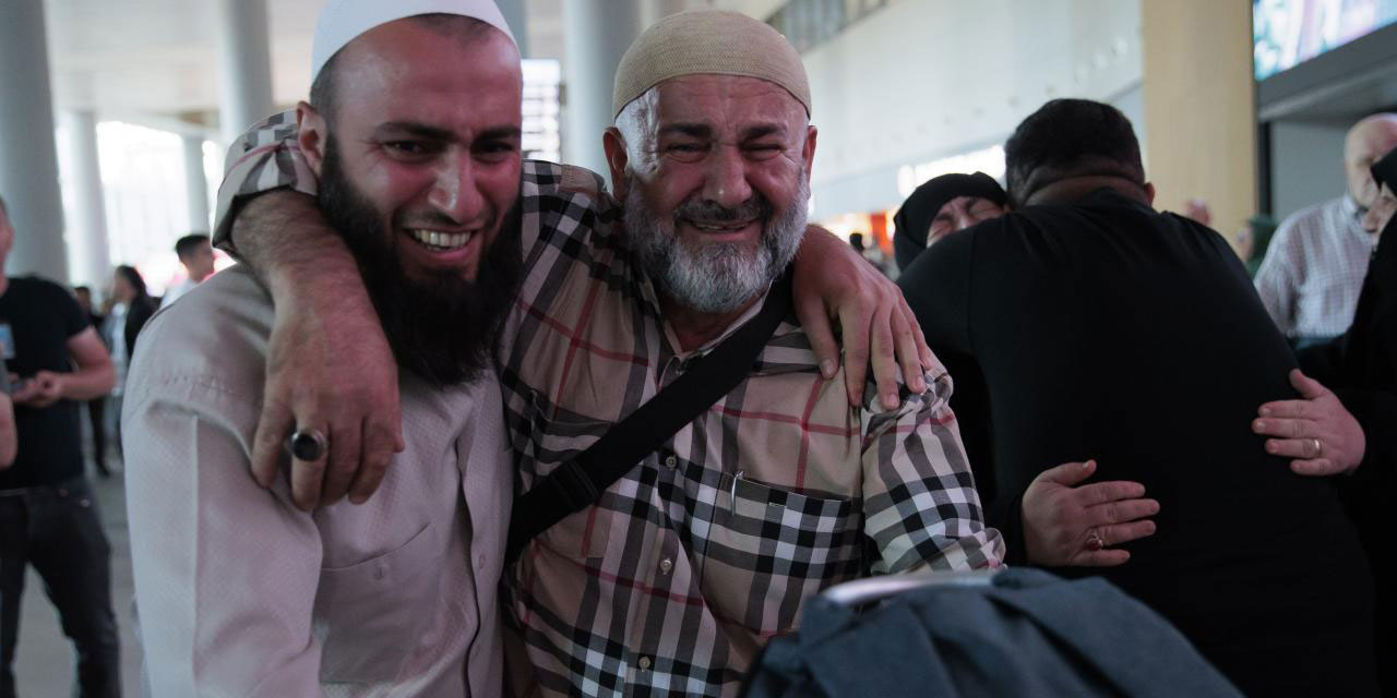 Yurda dönen ilk hacı kafilesi İstanbul Havalimanı'nda gözyaşlarıyla karşılandı