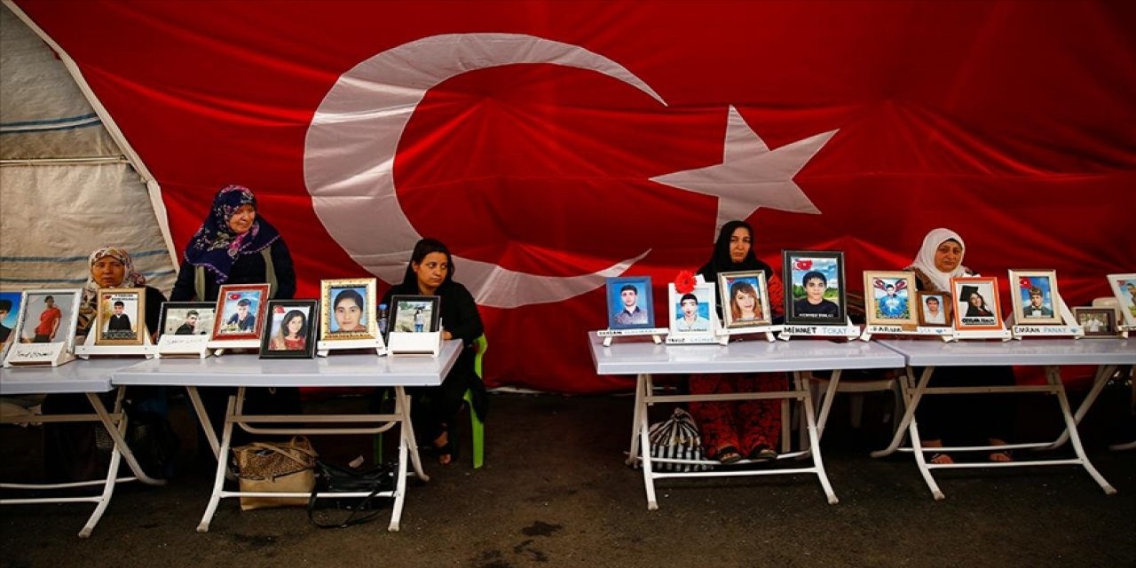 Diyarbakır'da "evlat nöbeti"ndeki ailelerden biri daha evladına kavuştu