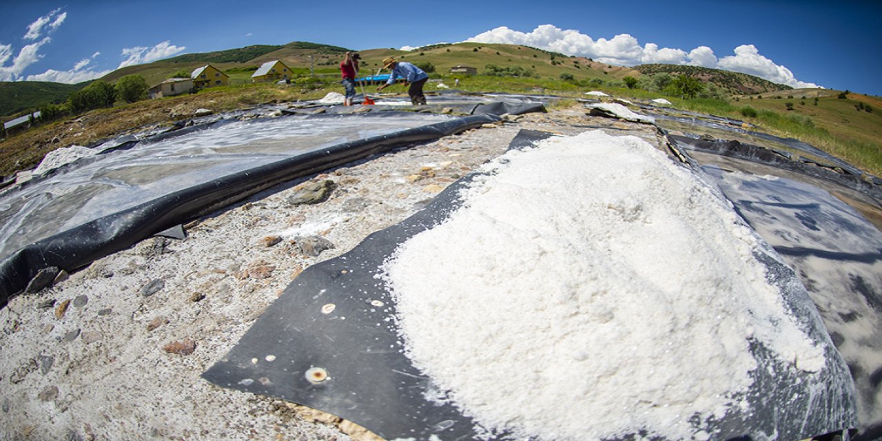 Yıllardır geçimlerini doğal kaynaktan ürettikleri tuzdan sağlıyorlar