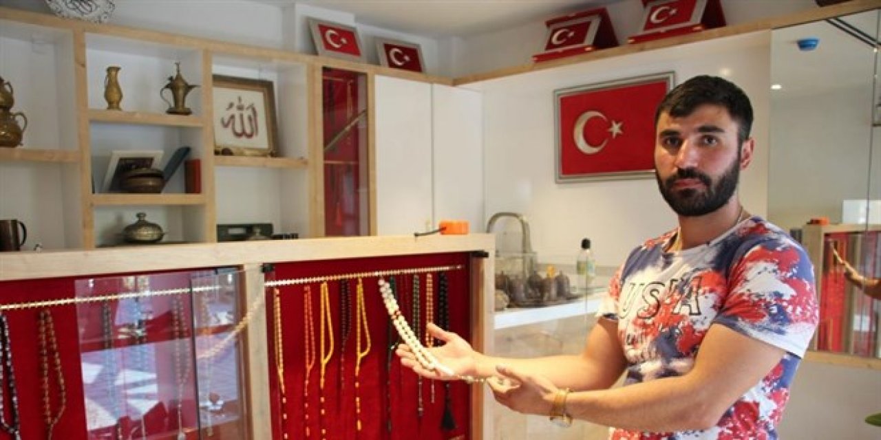 Atanamadı, şimdi dünyaya tespih pazarlıyor