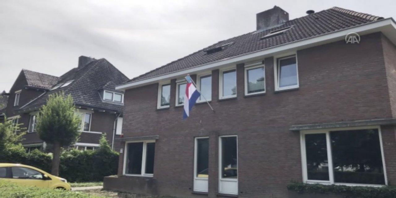 Hollanda'da liseden mezun olan öğrencilerin bayrak ve çanta asma sezonu başladı