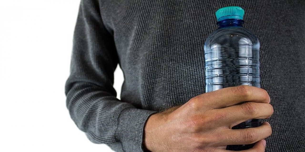 Şişelenmiş suların yüzde 78'inde mikro plastik bulunuyor