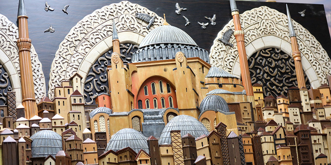 İbadete açılmasına sevindiği 'Ayasofya'nın üç boyutlu ahşap tablosunu yaptı