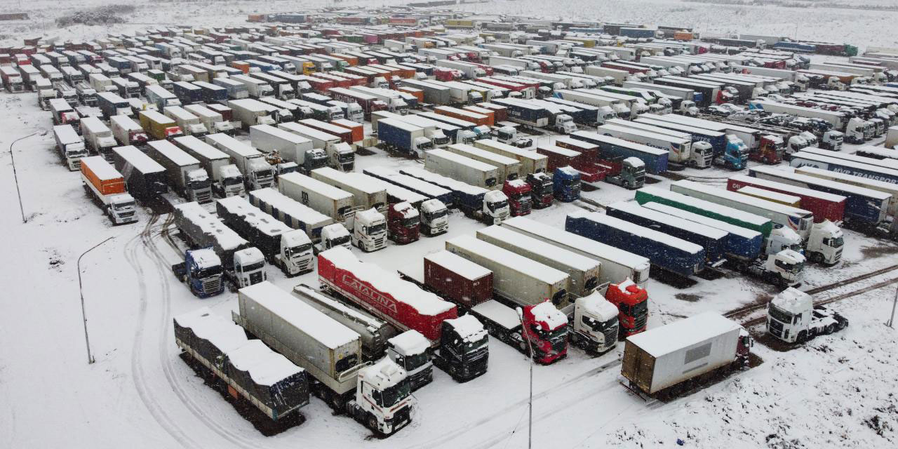 Dünyanın öbür ucunda kar fırtınası sebebiyle yollar kapandı