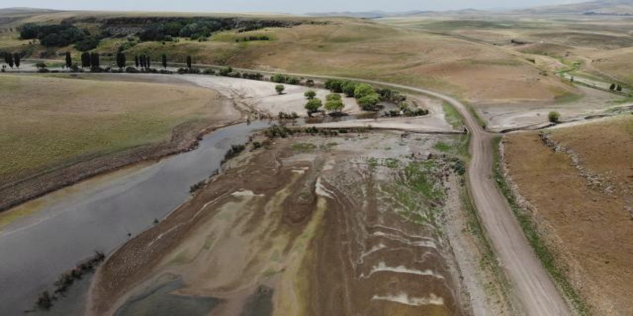 Sular 20 metre çekildi, eski kara yolu ortaya çıktı