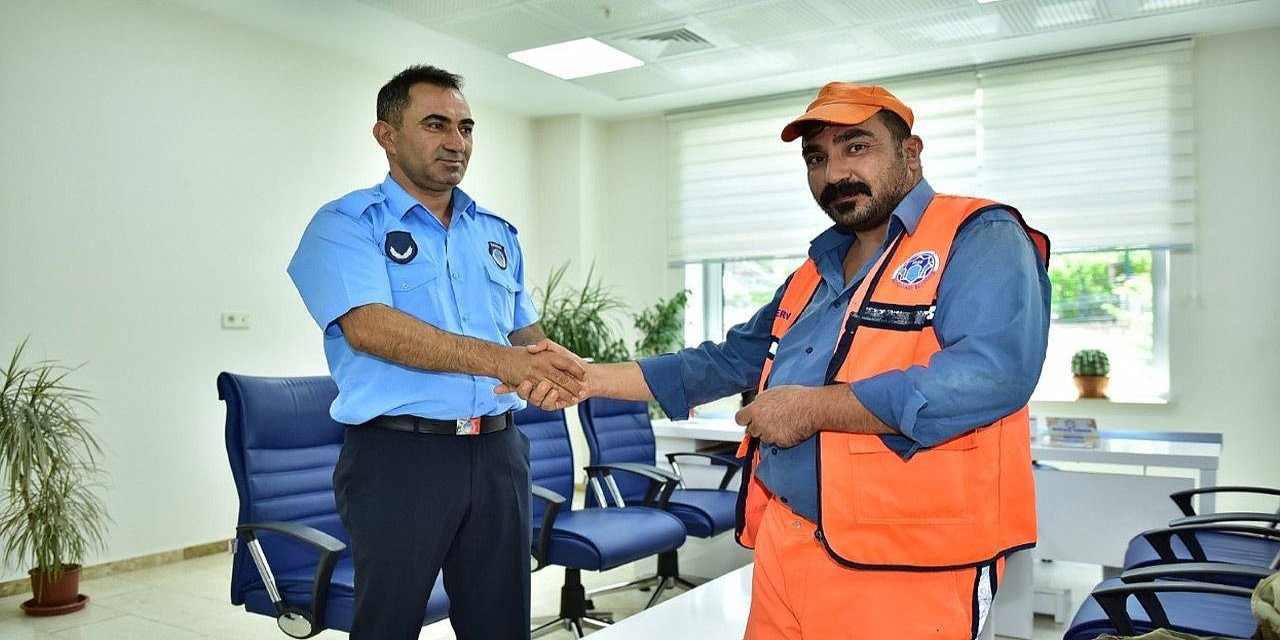 Temizlik personeli 'harama gerek yok' diyerek para ve kredi kartı bulunan cüzdanı sahibine ulaştırdı