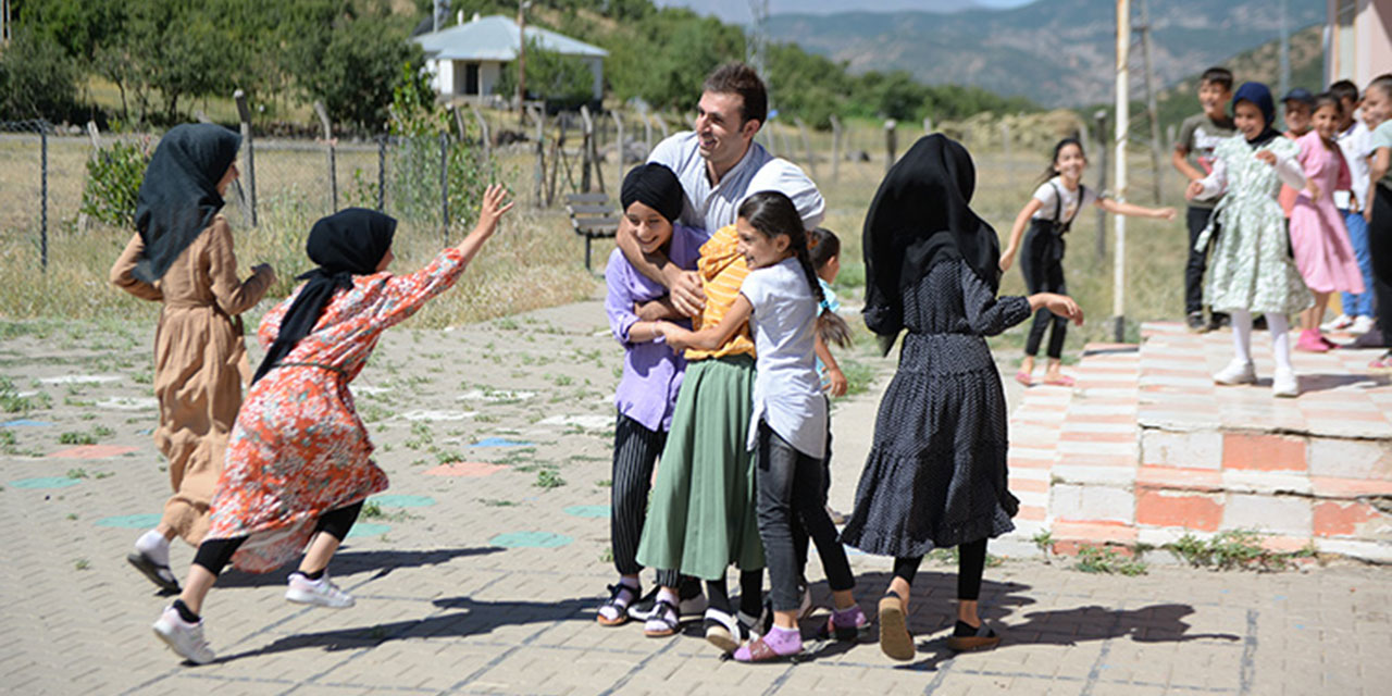 Erhan öğretmen köydeki öğrencilerini tatilde de yalnız bırakmadı