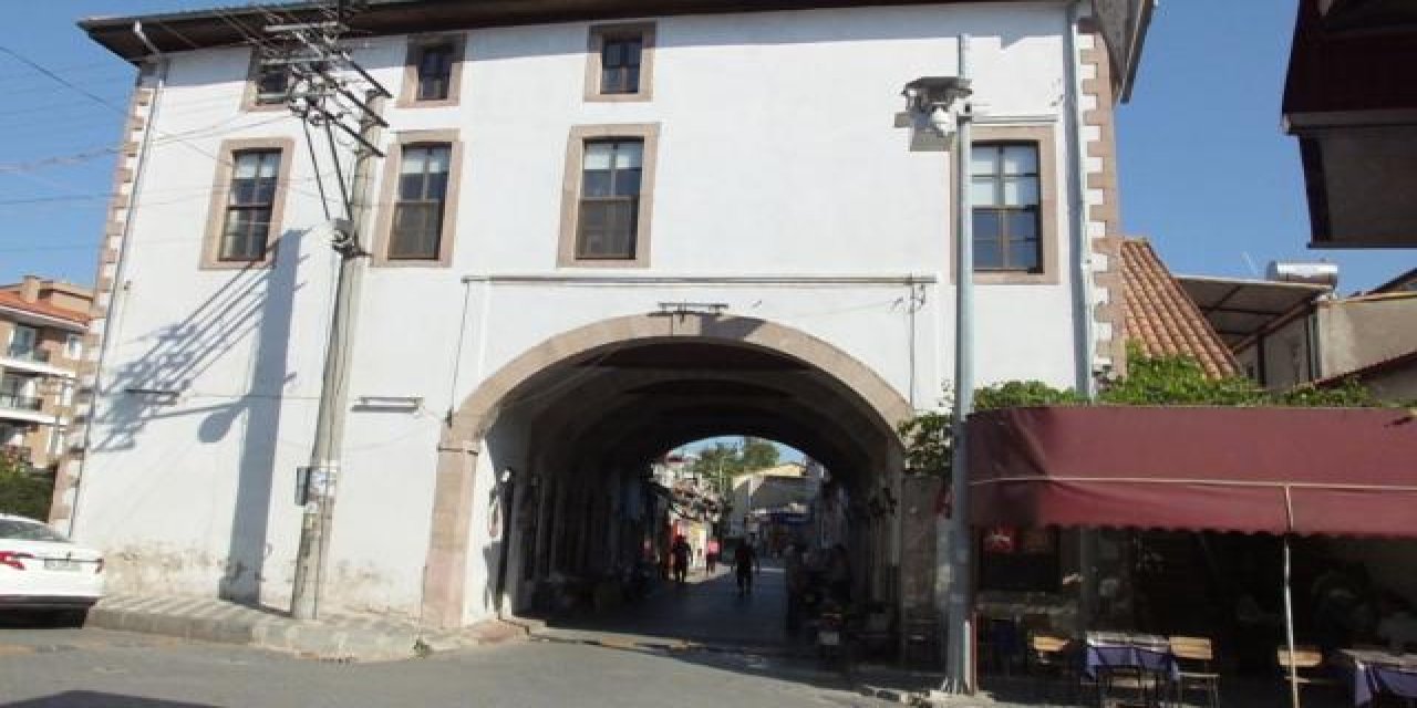 Balıkesir’de 278 yıllık caminin altından yol geçiyor