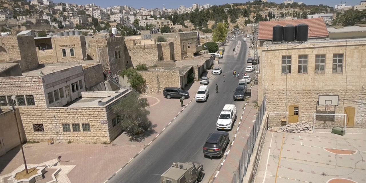 İşgalci Yahudi yerleşimciler İsrail askerleri eşliğinde bir Filistinlinin evini gasp etti