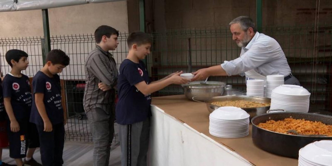 İmam, 20 yıldır çocuklara önce yemek ikram ediyor sonra Kur'an öğretiyor
