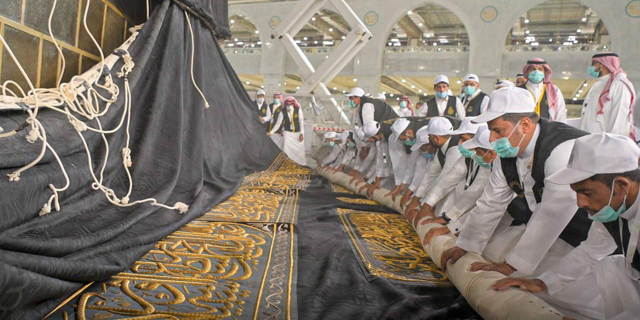 Kâbe’nin örtüsü değiştirildi