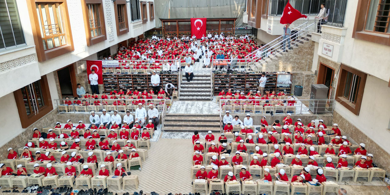 Nazım Gökçek Kur'an Kursu'nda Kur'an’a geçen çocuklar hatim duası yaptı