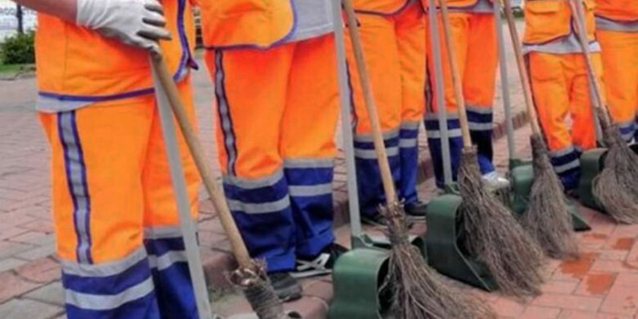 Kimse onların farkında değil selam bile vermeden geçip gidiyorlar