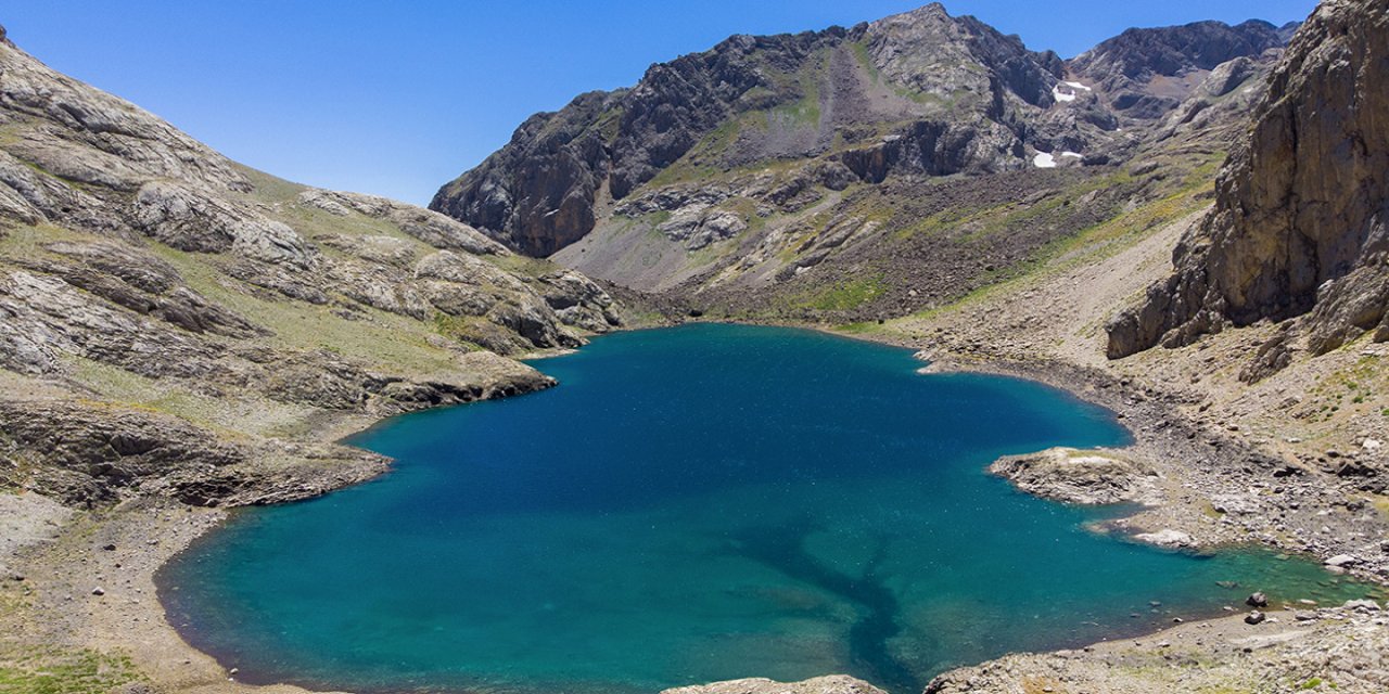 Munzur Dağları'ndaki yaratılış harikası Karagöl, güzelliğiyle ziyaretçileri ağırlıyor